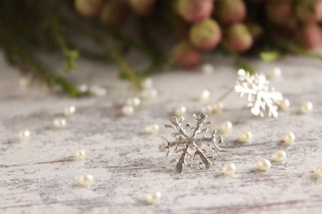silver Snowflake earrings (stud type) - 耳环/耳夹 - 其他金属 