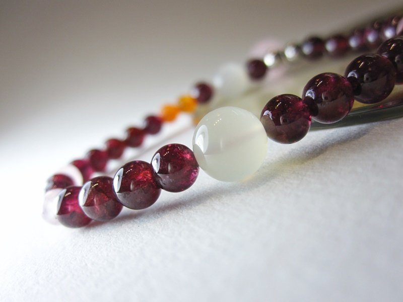 《沉默的信念》  - 红石榴石+芙蓉晶+橙玉髓+月光石925纯银手链  天然水晶+925纯银@香港设计 - 手链/手环 - 宝石 红色