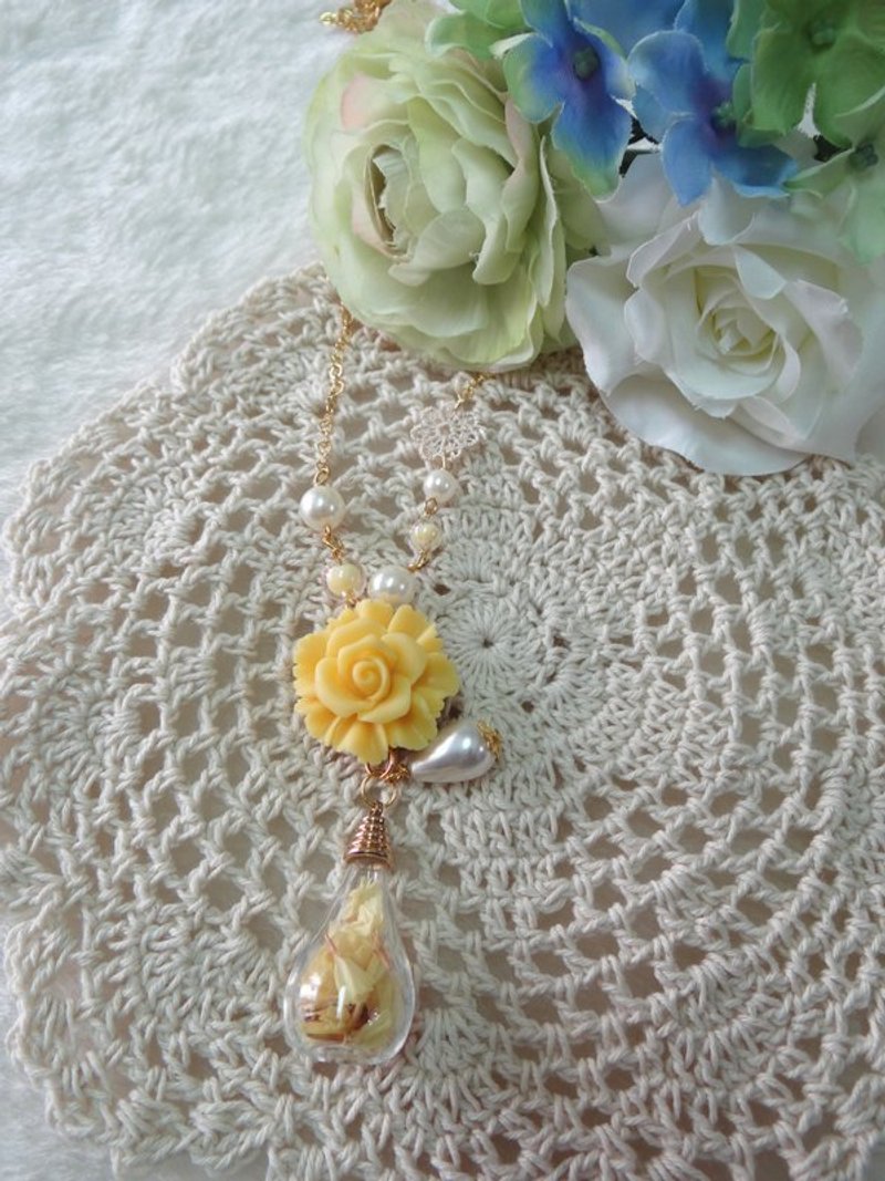 玻璃中的黄色初恋。暖鹅黄玫瑰。项链 - 项链 - 其他金属 黄色