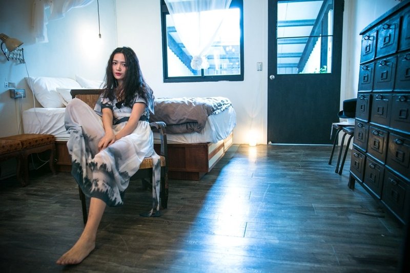 马克的恋恋山城 水墨画印花飘飘袖V领绑带长洋装 - 洋装/连衣裙 - 其他材质 多色