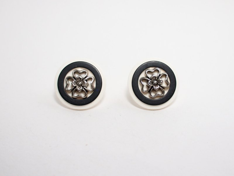 [Circle dot]典雅的梅 - 耳环/耳夹 - 塑料 白色