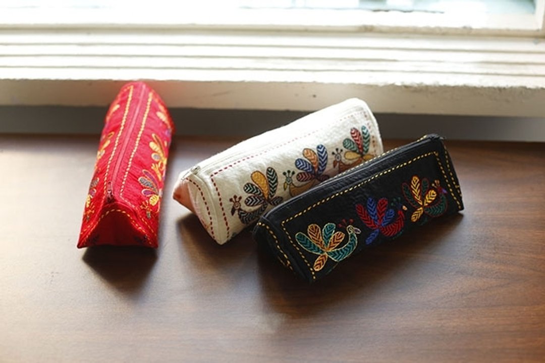 地球树fair trade-“小物包系列”-手工刺绣孔雀 三角形笔袋(只有红色) - 铅笔盒/笔袋 - 其他材质 
