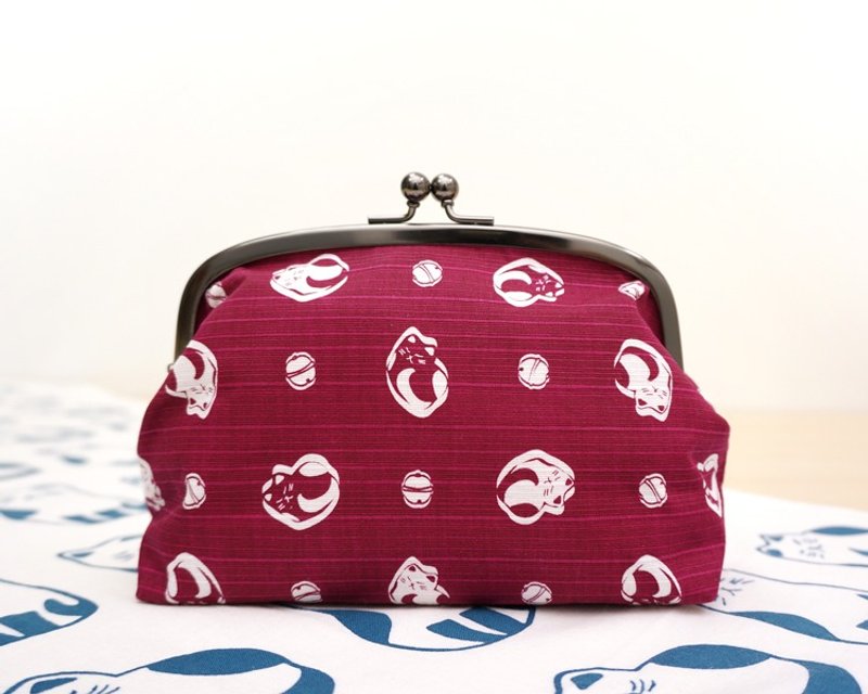 猫咪口金包XL-珍珠猫&铃铛-深红 日本制 包包 化妆包 笔袋 手机袋 万用包 收纳袋 周年庆 - 化妆包/杂物包 - 其他材质 红色