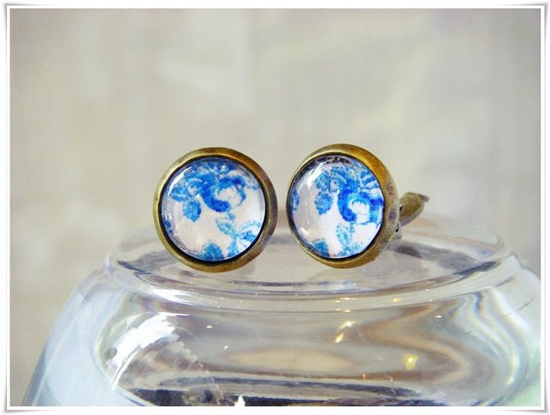 OldNew Lady-古铜色小圆形耳环。复古印花布【白底中国蓝碎花】 - 耳环/耳夹 - 其他金属 蓝色