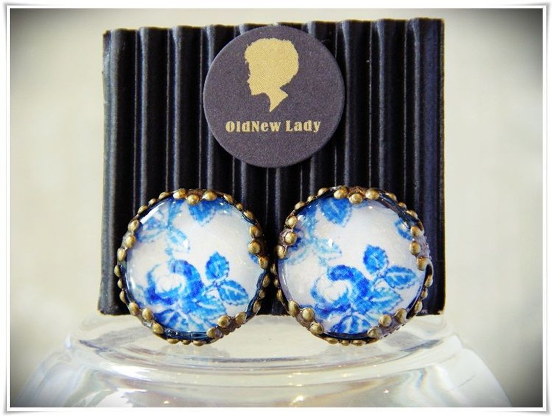 OldNew Lady-古铜色1.5cm圆形耳夹。复古印花布【白底中国蓝碎花】新款! - 耳环/耳夹 - 其他金属 蓝色
