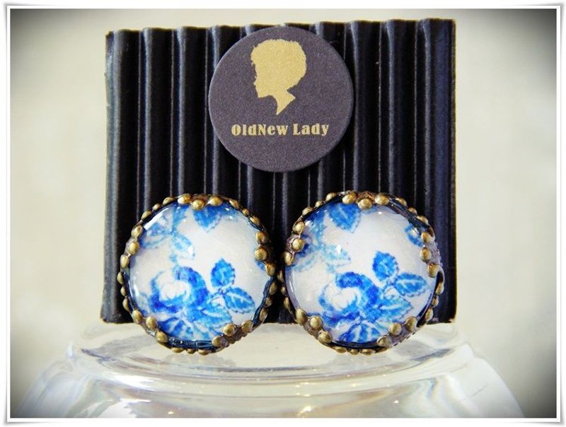 OldNew Lady-古铜色1.5cm圆形耳夹。复古印花布【白底中国蓝碎花】新款! - 耳环/耳夹 - 其他金属 蓝色