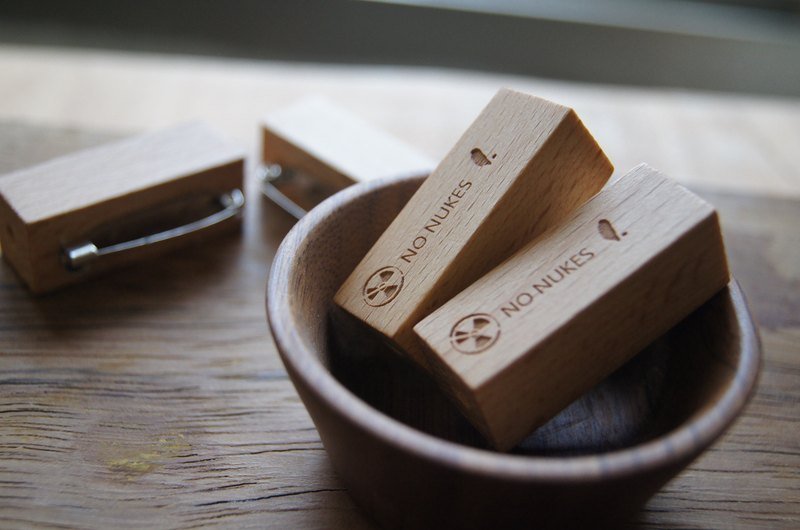 凤梨酥-NO NUKES 反核胸针 - 胸针 - 木头 黄色