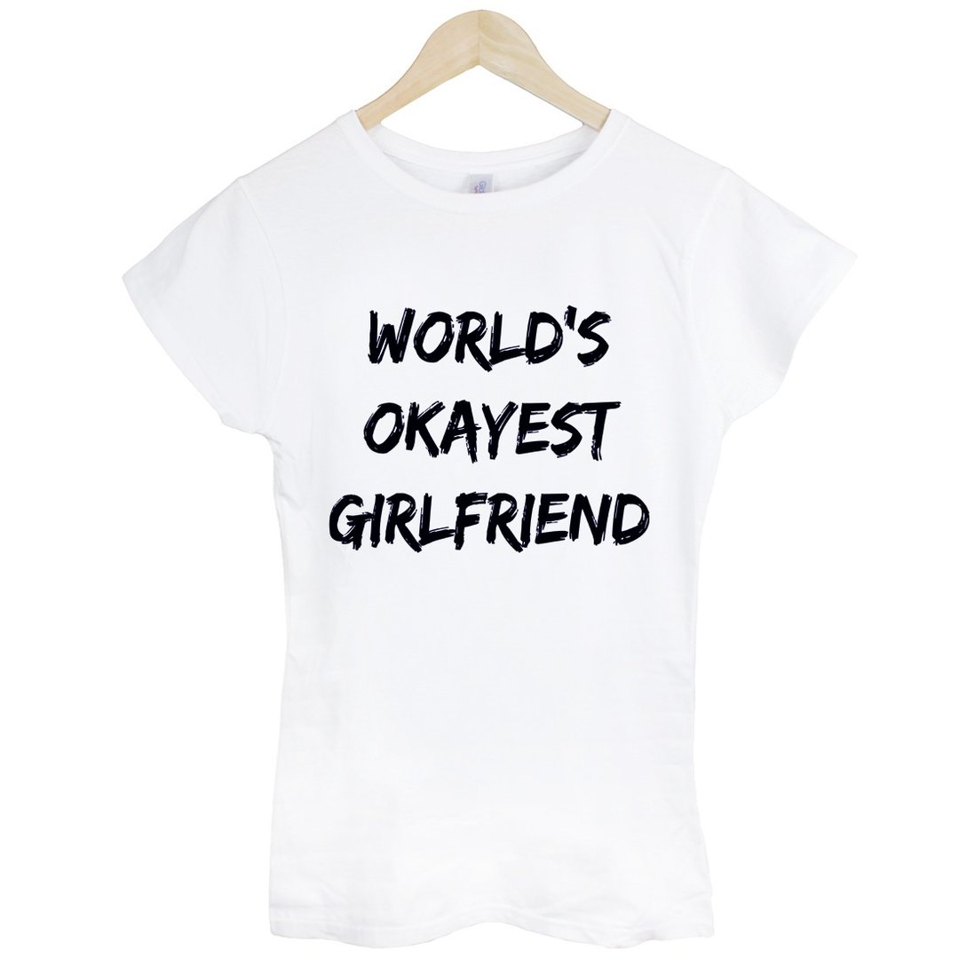 World's Okayest Girlfriend短袖T恤-2色 全世界最OK的女朋友 文青 艺术 设计 时髦 文字 时尚 - 女装 T 恤 - 其他材质 多色