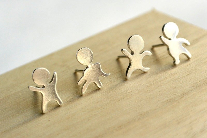 ［简单式］纯银小耳针－欢乐小小人（单支） - 耳环/耳夹 - 其他金属 
