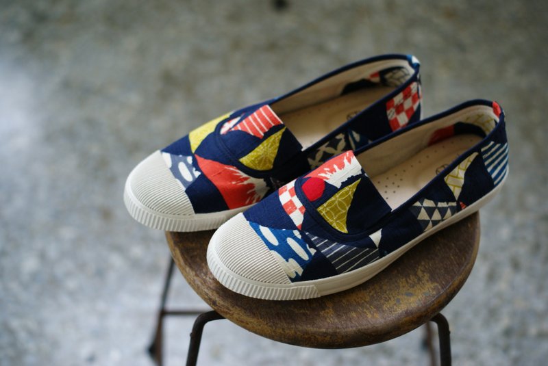 【七月小惊喜：运命の靴】设计打样鞋/菓菓日/富士山之味花布/24.5号/只有一双 - 女款休闲鞋 - 其他材质 蓝色