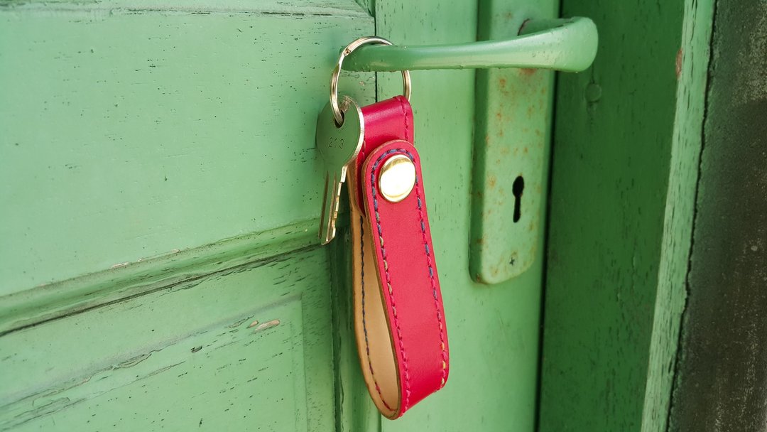 [小池鞄事务所] 开门。钥匙圈 /  OPEN DOOR KEY RING / 双层植鞣牛皮 / 日本桥印三彩线 / 手作皮革 / 夫妻皮革专属订制 皮革婚 - 钥匙链/钥匙包 - 真皮 