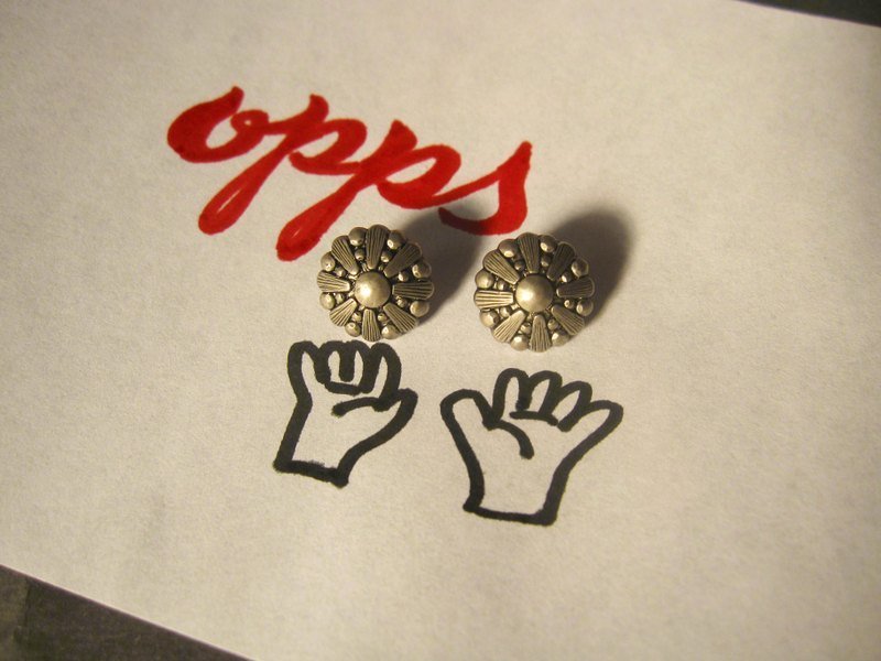 复古花朵耳环 - 耳环/耳夹 - 其他材质 灰色