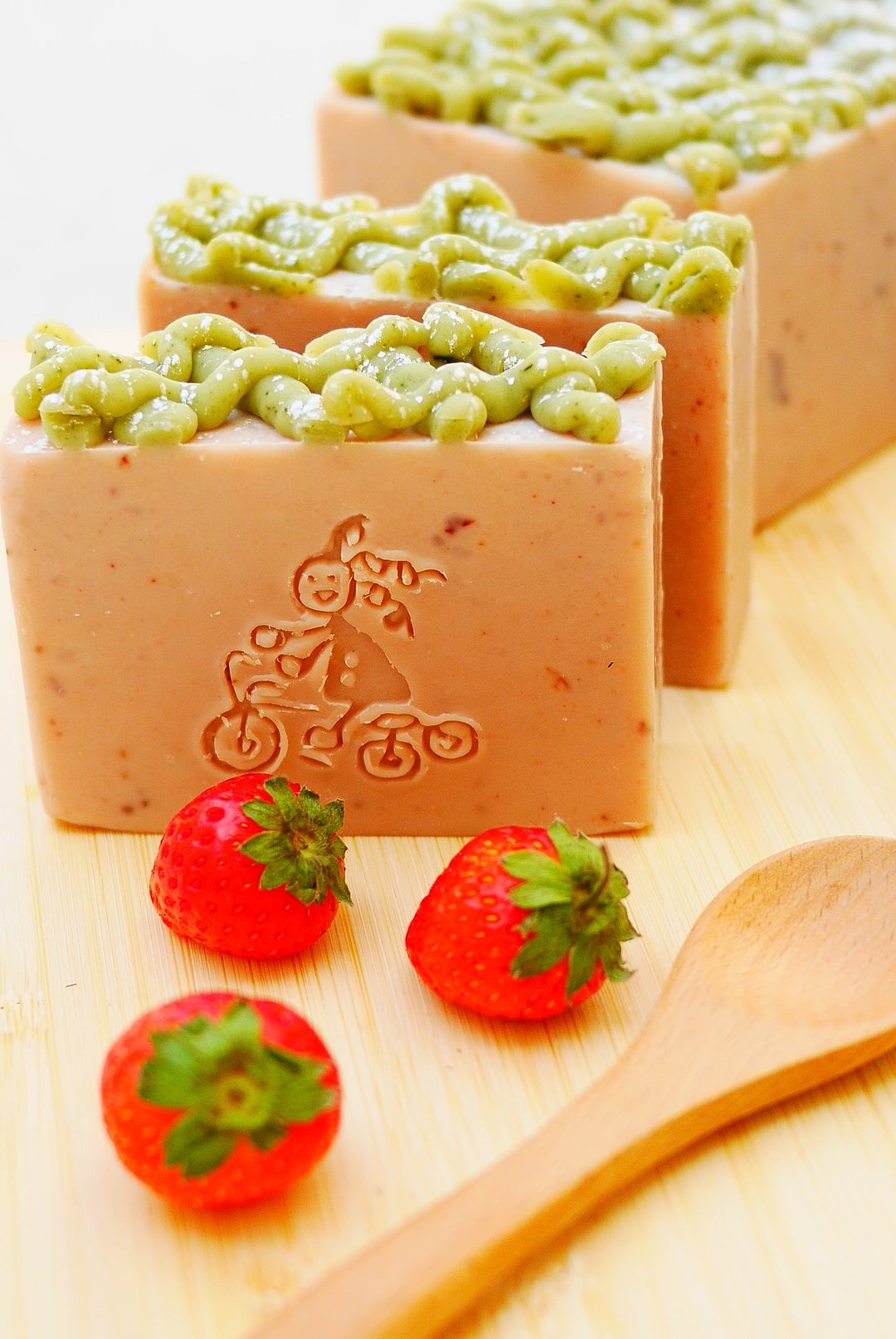 爆炸头小孩-handmade soap 幸福草莓矿泥皂‘皂。手工皂せっけん’石鹸 - 肥皂/手工皂 - 其他材质 红色