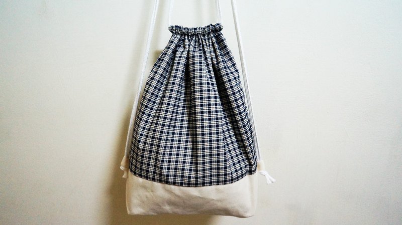 格纹蓝遇上白 - 束口袋双肩包 - 其他材质 蓝色