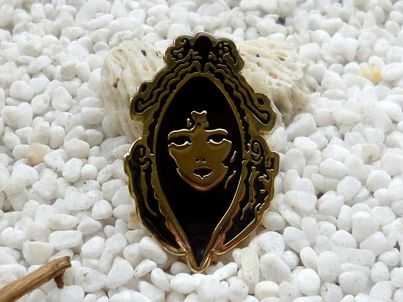Liuyingchieh imagination 魔镜 面具 脸孔 软珐琅金属徽章 Pin - 徽章/别针 - 珐琅 金色