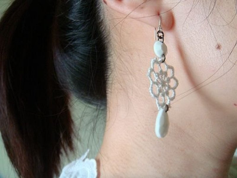 Valerie·F 耳环 水滴 布蕾丝  耳针式 原创手作 - 耳环/耳夹 - 其他材质 白色