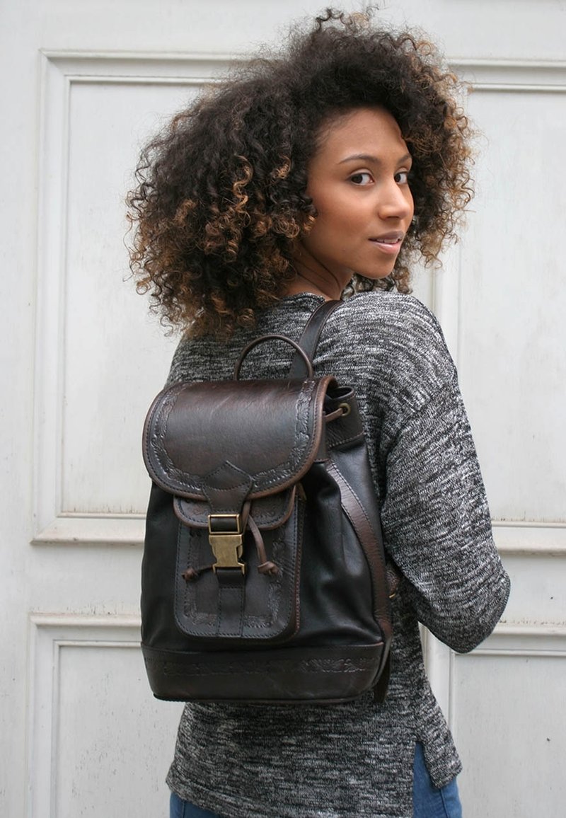 Mya压纹牛皮后背包 黑 - 后背包/双肩包 - 真皮 黑色