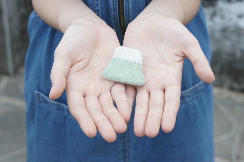 小山 羊毛毡别针/绿 - 胸针 - 羊毛 绿色