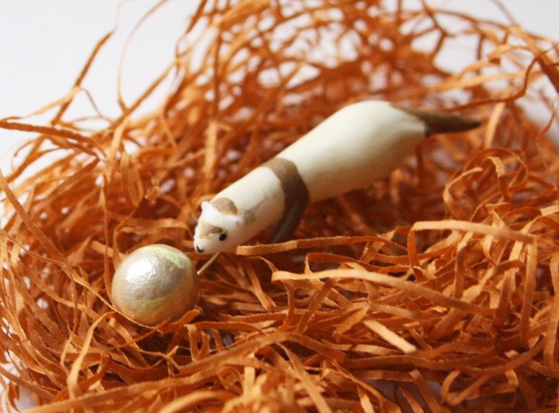 Ferret earring/Earlobe Chase [beige] - 耳环/耳夹 - 塑料 金色