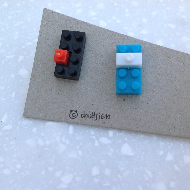 耳环●可玩耍拆装的积木耳环：蓝天白云黑夜与红星“不锈钢耳针” - 耳环/耳夹 - 塑料 多色