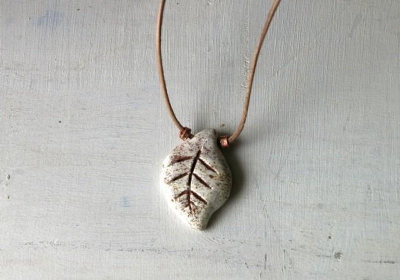 Leaf pendant - 胸针 - 其他金属 
