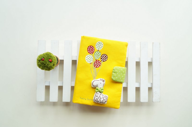 手绘立体长颈鹿气球宝宝手册套 内页配布依现货更改 - 满月礼盒 - 其他材质 多色