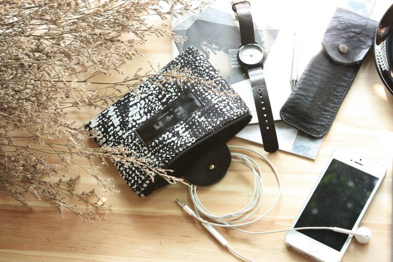 袋中袋收纳小随身包-雪花纷飞款/可放行动电源、化妆品或收纳零钱与钞票的小零钱包 - 化妆包/杂物包 - 其他材质 黑色