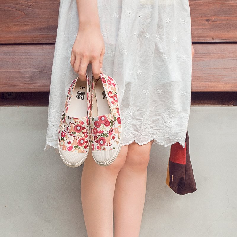 【菓菓日】日式花布鞋/帆布鞋/娃娃鞋/红花田 - 女款休闲鞋 - 其他材质 粉红色