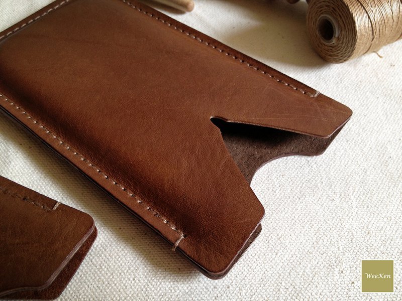 [ WeeKen 维肯生活 ] Caramel Coffee 手工真皮手机保护套 (可客制刻印英文名) - 其他 - 真皮 咖啡色