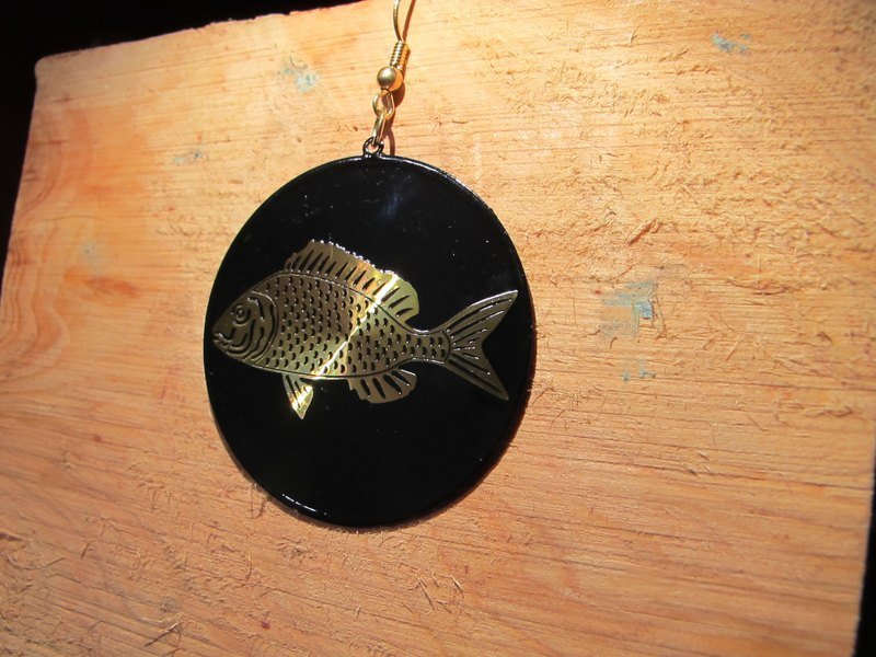 ▲ 黑．鲤鱼 / 手工耳环 - 耳环/耳夹 - 其他金属 黑色