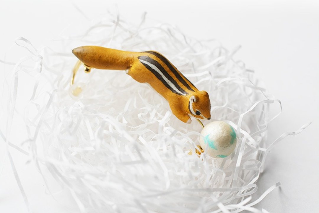 Squirrel earring/Earlobe Chase [camel] - 耳环/耳夹 - 塑料 咖啡色