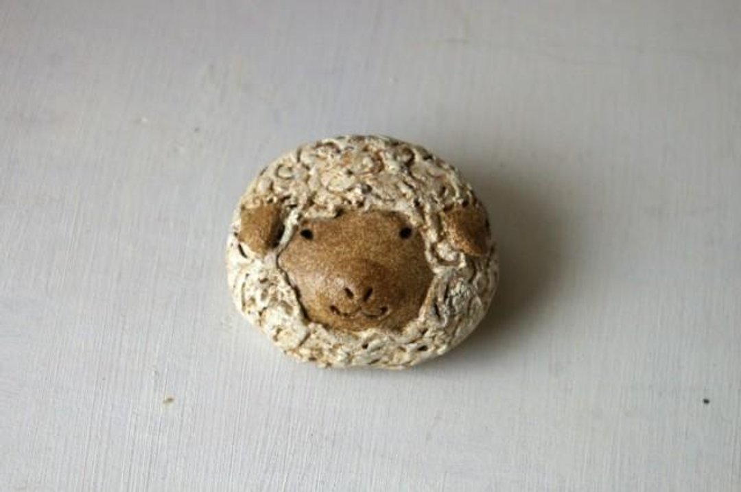 sheep broach たれ耳の羊ブローチ - 胸针 - 陶 白色