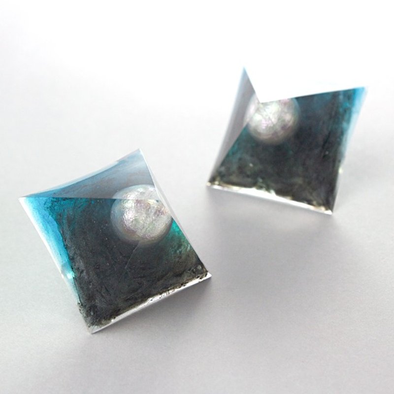 Pyramid earrings (supernatant) - 耳环/耳夹 - 其他材质 蓝色