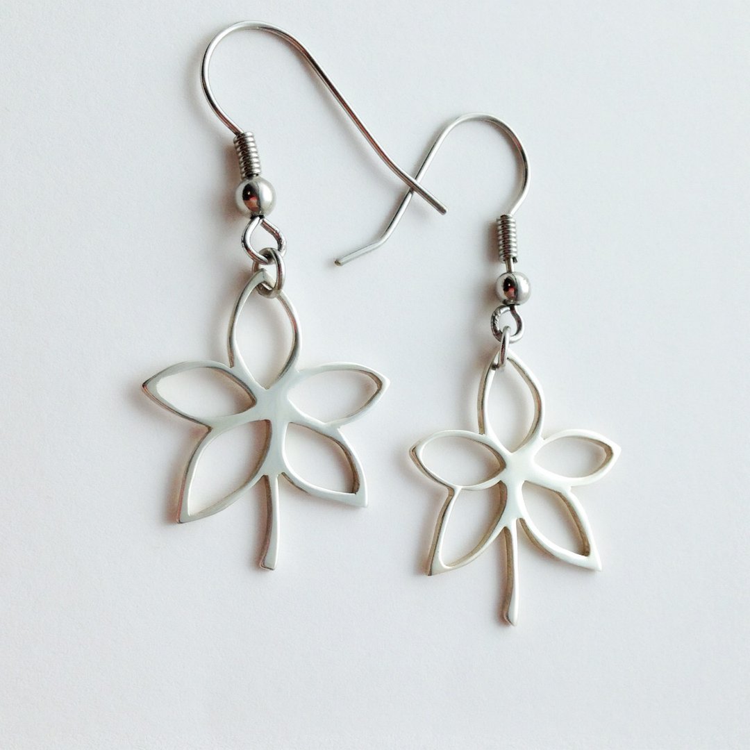 [Order production] piercing / 950 Silver maple (maple) Design - 耳环/耳夹 - 其他金属 灰色
