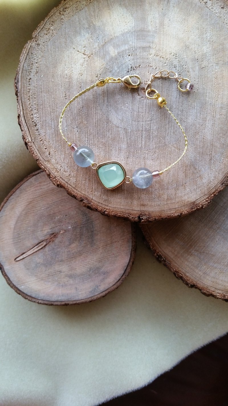 Knit with love 淡蓝萤石配绿琉璃 金色手编手链♡ - 手链/手环 - 宝石 蓝色