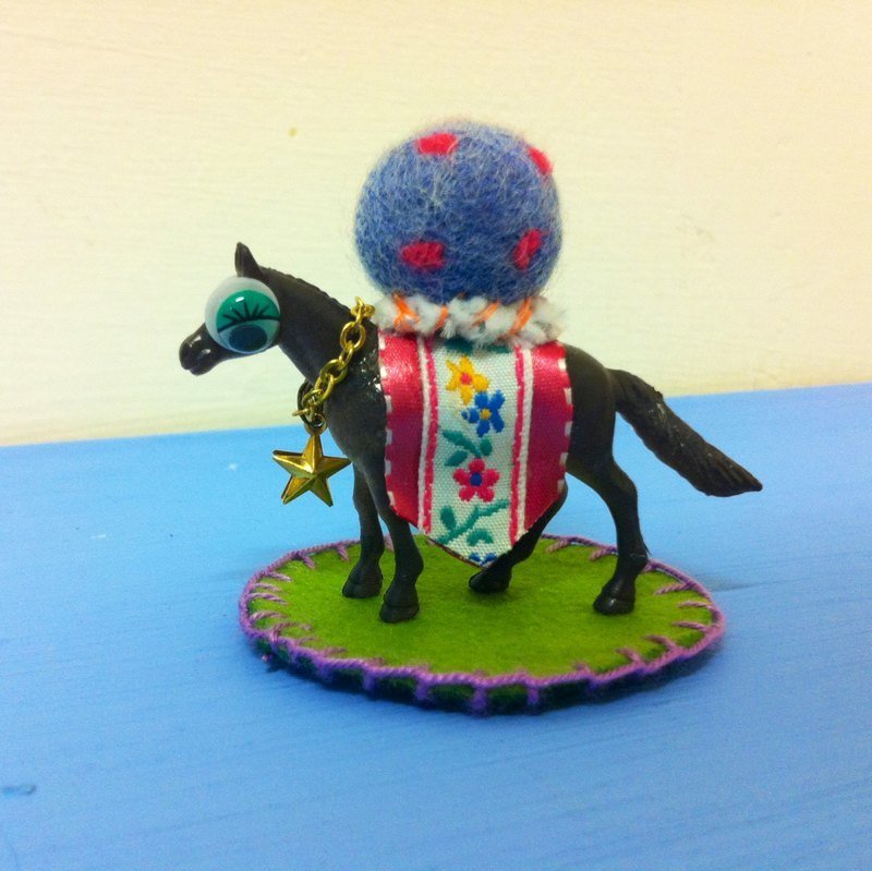 [A good horse often needs a good spur.] 针插 - 项链 - 塑料 