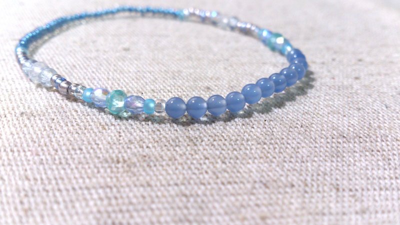 crystal in dearsharka || 迷你蓝玛瑙 x 淡蓝磷灰石 x 蓝晕月光石．柔蓝润静的悠然美丽 - 手链/手环 - 宝石 蓝色