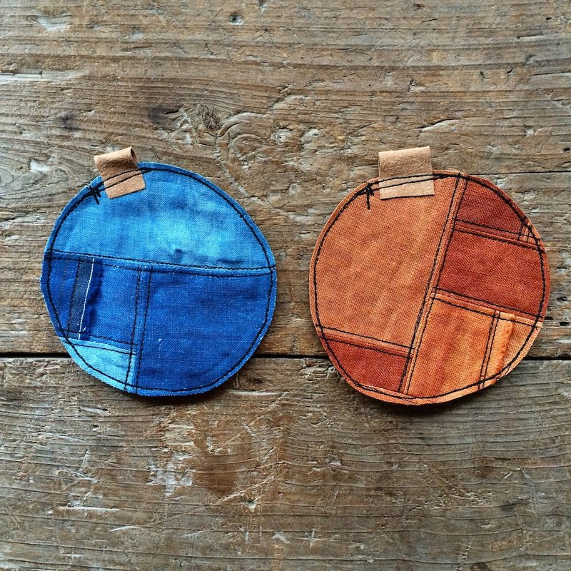 Round persimmon/indigo dyed linen petanco coaster - 杯垫 - 棉．麻 蓝色