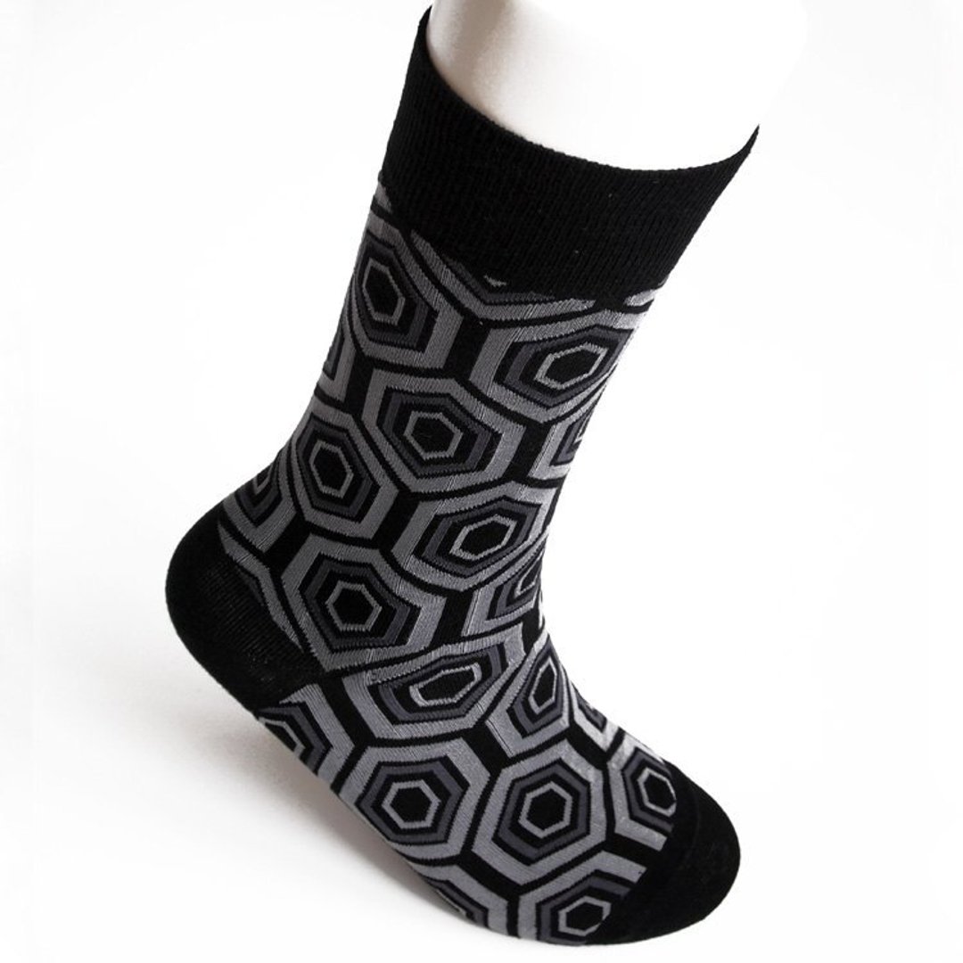 SOCK IT UP台湾制造200针缇花图案中筒绅士袜·灰黑菱格纹 - 绅士袜 - 其他材质 灰色