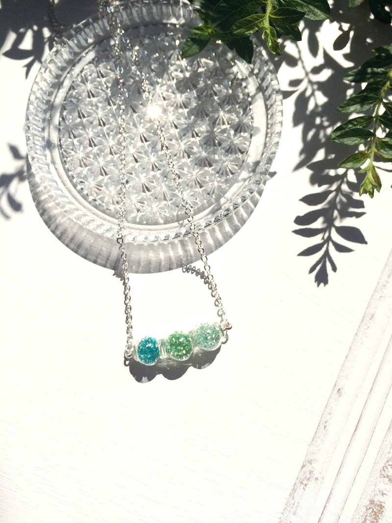 *Haku·Neko* Mr.Bean 绿色三色枝豆玻璃珠颈链 (锁骨链) - 颈链 - 玻璃 绿色