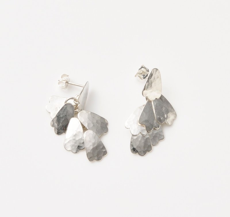 Petal earrings - 耳环/耳夹 - 其他金属 