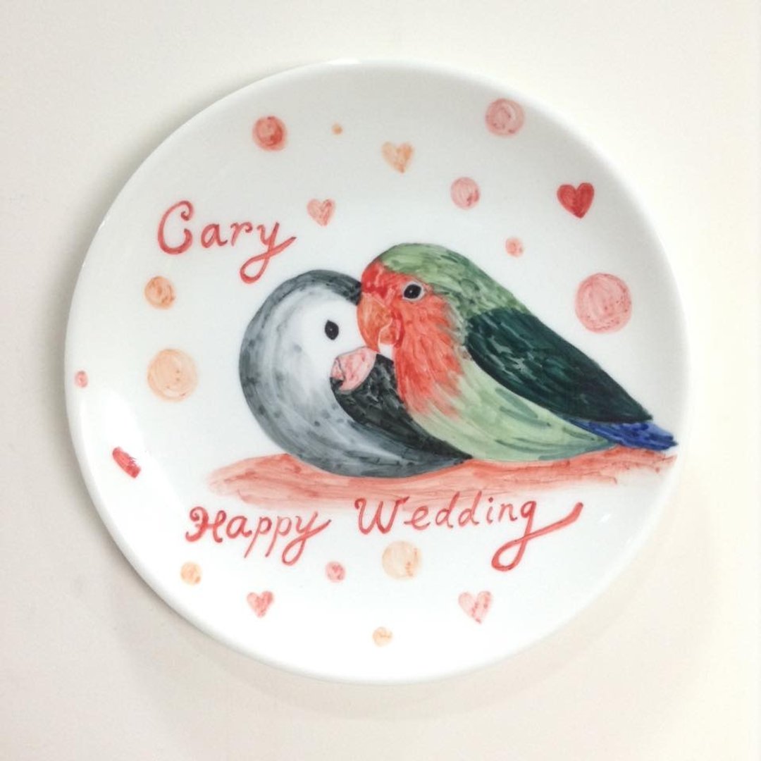 皮蛋与墨墨Happy Wedding - 结婚礼物 -【可定制姓名与日期】6寸手绘鹦鹉婚礼瓷盘 - 浅碟/小碟子 - 其他材质 粉红色