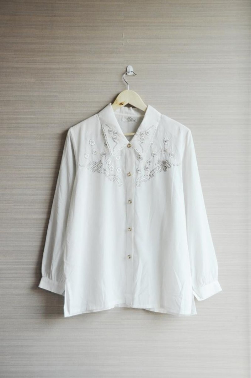 {地花ilakoa}【古着】精致钮扣花朵刺绣白色长袖衬衫 - 女装衬衫 - 其他材质 白色