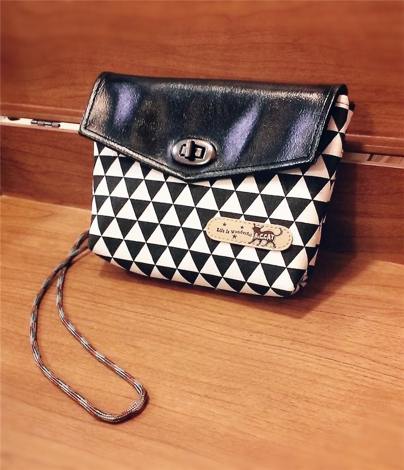 【巧手猫x城市猫】斜背包  转扣转扣 信封包 相机收纳包  黑色三角几何 - 侧背包/斜挎包 - 真皮 黑色