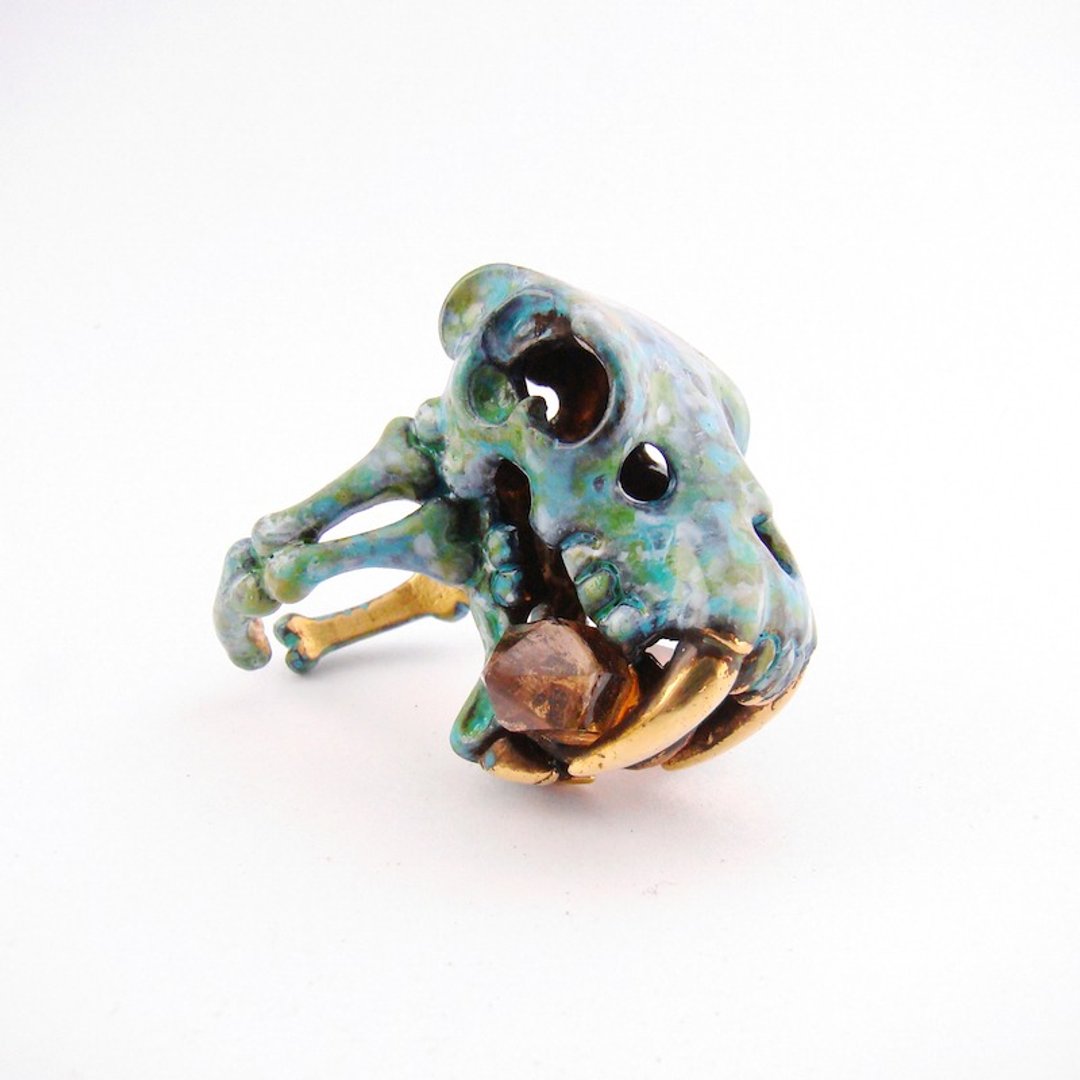 Patina Saber tooth skull ring with smoky quartz stone and oxidized antique color - 戒指 - 其他金属 