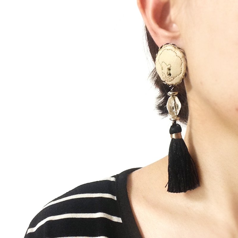 Ear Tassel Earrings [MTO] of embroidery cameo - 耳环/耳夹 - 绣线 黑色