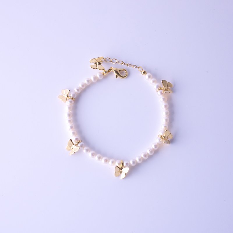 珍珠蝴蝶花香手链 铜镀K金 Choccy by SHIH - 手链/手环 - 珍珠 金色