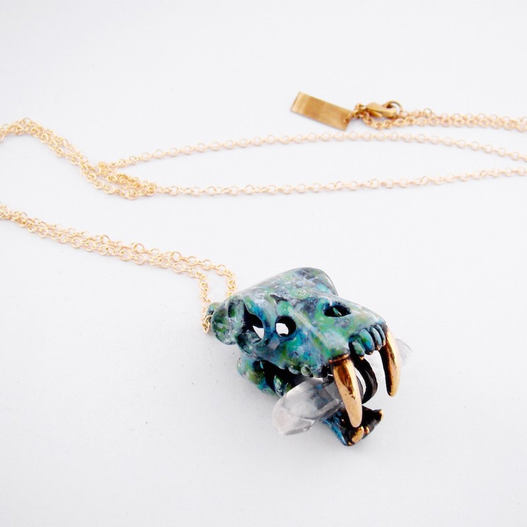 Patina Saber tooth skull pendant in brass with clear quartz stone and oxidized antique color - 项链 - 其他金属 