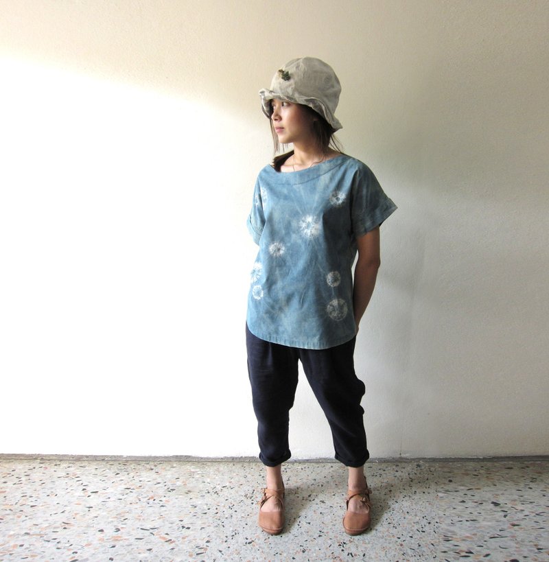 可爱又舒适的植物手染蓝色上衣 - 女装上衣 - 棉．麻 蓝色