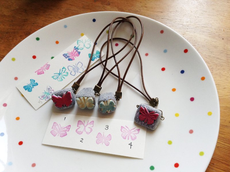 被石化的手作印章。翩翩起舞蝴蝶吊饰。手感雕刻橡皮章。 - 印章/印台 - 其他材质 灰色